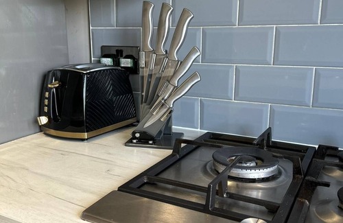 Hull House | 5 bedroom whole house with private Kitchen and Bathroom