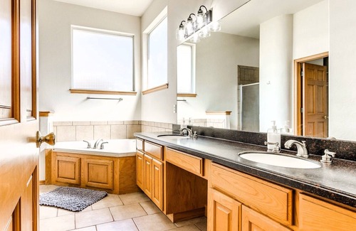 Del City House | 5-bedroom with 6 beds- Full kitchen