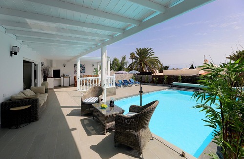Los Mojones Villa | 5 Bedrooms, 4 bathrooms, sleeps 12 persons, heated Pool, Free Wifi & A/C