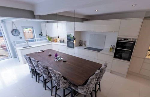 Eltham South House | 5 Bedrooms, Gym, Pool, Hot Tub, Outside Bar, Outside Kitchen Close to London...