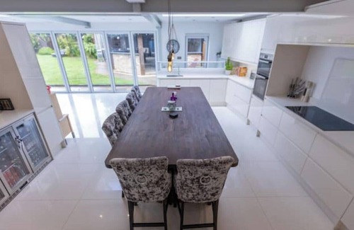 Eltham South House | 5 Bedrooms, Gym, Pool, Hot Tub, Outside Bar, Outside Kitchen Close to London...