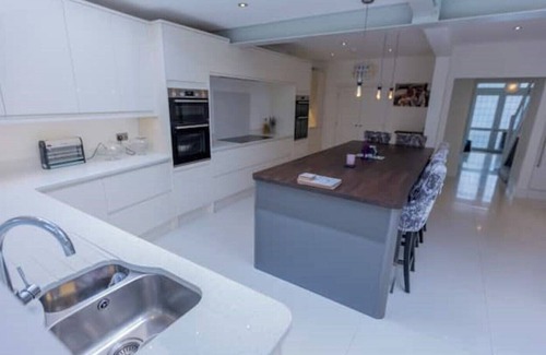 Eltham South House | 5 Bedrooms, Gym, Pool, Hot Tub, Outside Bar, Outside Kitchen Close to London...