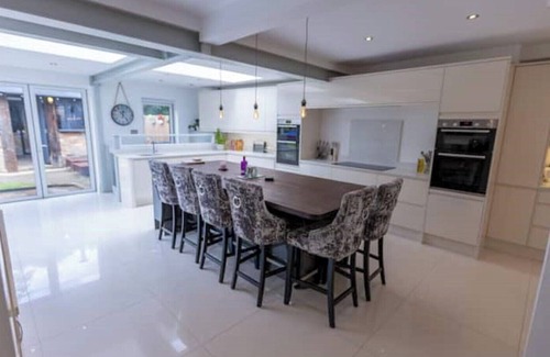 Eltham South House | 5 Bedrooms, Gym, Pool, Hot Tub, Outside Bar, Outside Kitchen Close to London...