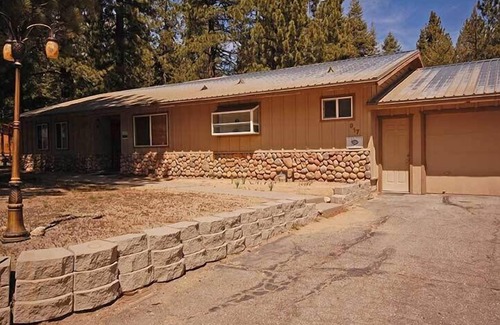 Tahoe Island House | 5 Bedrooms Sleeping 10 with Hot Tub - Great Location, Good Rates! 917T~