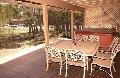 Tahoe Island House | 5 Bedrooms Sleeping 10 with Hot Tub - Great Location, Good Rates! 917T~