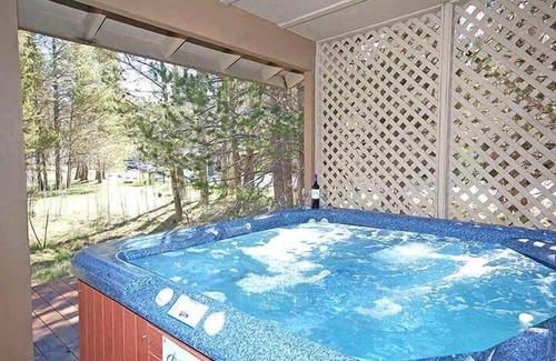 Tahoe Island House | 5 Bedrooms Sleeping 10 with Hot Tub - Great Location, Good Rates! 917T~
