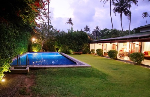 Kathaluwa Villa | 5 Bedrooms Villa- Sleeps 14. 1 minute walk to the beach. surfing spots close by.
