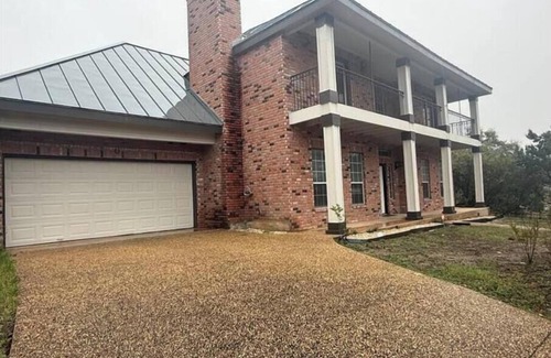 Stone Oak House | 5 beds 3 bathroom Large patio pool table stone oak