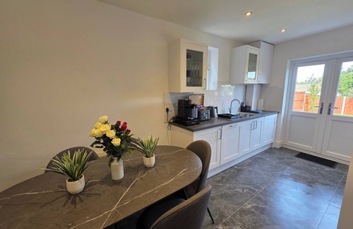 Woodthorpe House | 5 Beds, 7 Guests, Private Garden, Free Parking