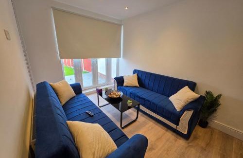 Woodthorpe House | 5 Beds 7 guests Private Garden Free Parking