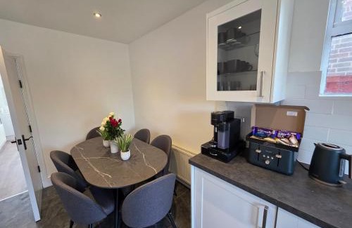 Woodthorpe House | 5 Beds 7 guests Private Garden Free Parking