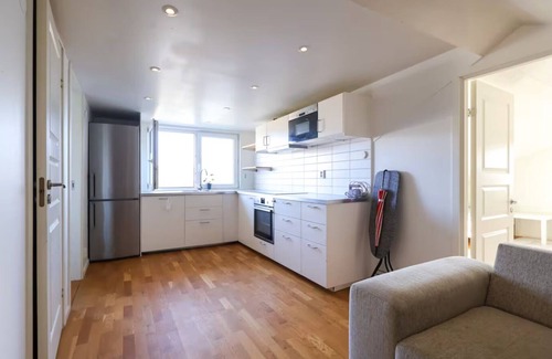 Kyrkbyn Apartment | 5 Beds - For Workers - Parking lot - Near Volvo