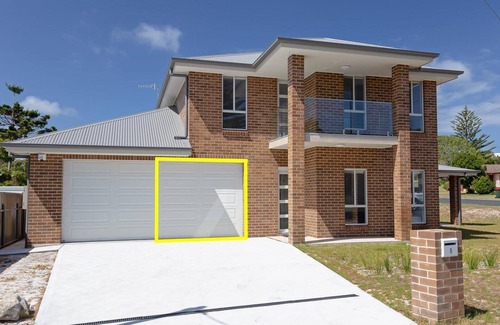 Fingal Bay House | 5 Bent Street - huge house with Foxtel & Aircon
