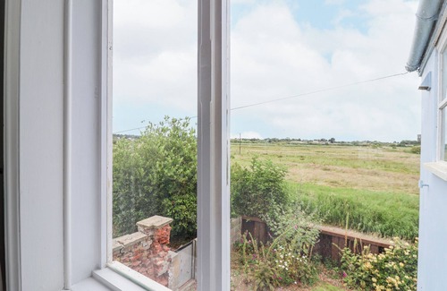 Southwold Cottage | 5 BLACKSHORE, SOUTHWOLD, pet friendly, with open fire in Southwold