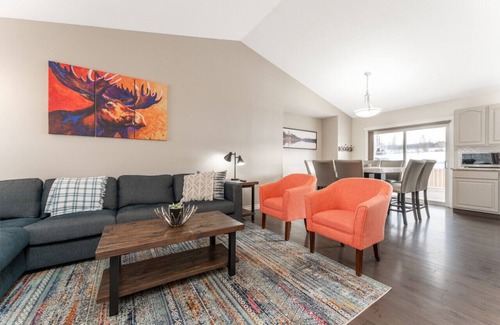 Hinton House | 5-Br/3-Ba | Private Pool & Hot Tub | Pool Table + Home Theatre