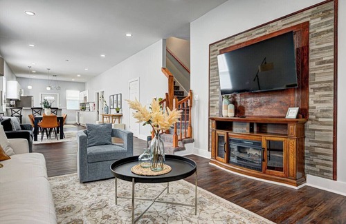 Indianapolis House | 5 BR Bugalow 3 EnSuite on Main Floor~Sleeps 15