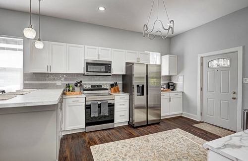 Indianapolis House | 5 BR Bugalow 3 EnSuite on Main Floor~Sleeps 15
