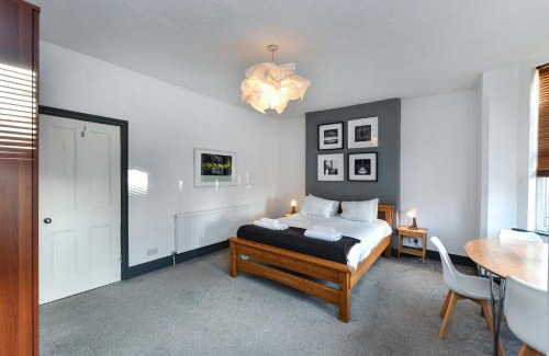 Sneinton House | 5-BR Home Featuring Art and Photography Collection