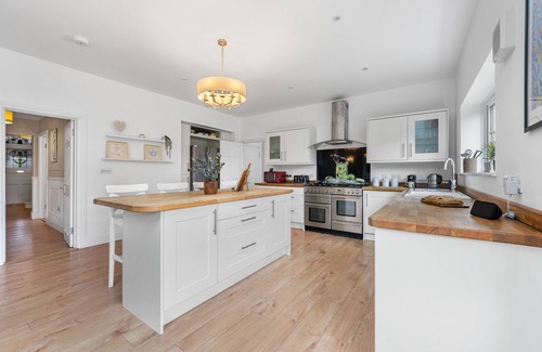 Waterlooville House | 5 BR House Sleeps 11, w/Parking - South Coast