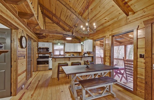 Lookout Valley Neighborhood Association Cabin | 5 BR Log Cabin - Hot Tub - Pond Fishing - 2 Acres-Covered Deck - Firepit - Chattanooga -Pets Welcome