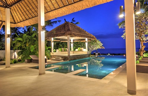Dencarik Villa | 5 BR Luxurious Beachfront Villa - Large Swimming Pool & Staff - Lovina Beach