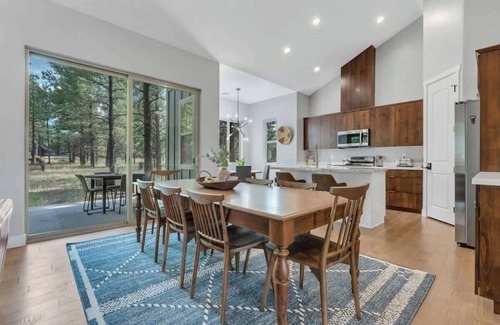 Williams House | 5-BR Mountain Home by Golf Course + Studio
