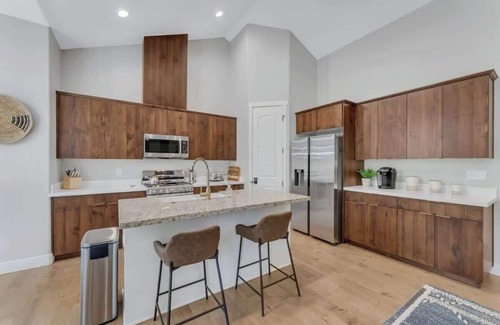 Williams House | 5-BR Mountain Home & Studio w/Hot Tub + Golf