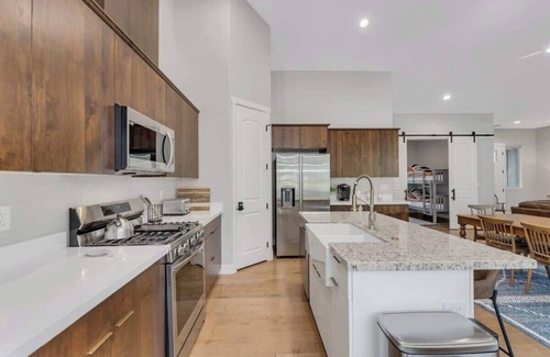 Williams House | 5-BR Mountain Home & Studio w/Hot Tub + Golf