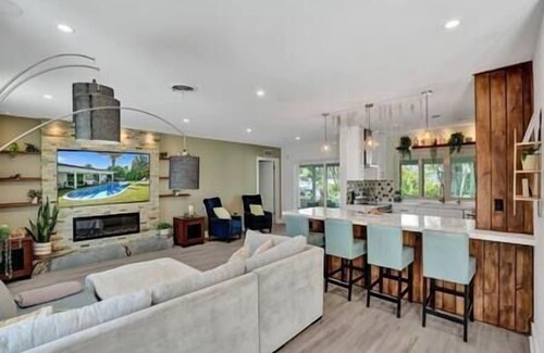 Lighthouse Point House | 5 BR on Water, Heated Pool, Jacuzzi, Boat Avail