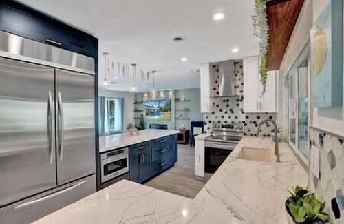 Lighthouse Point House | 5 BR on Water, Heated Pool, Jacuzzi, Boat Avail