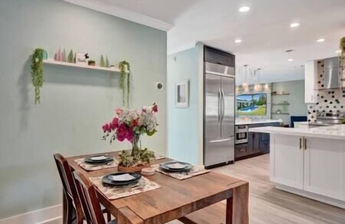 Lighthouse Point House | 5 BR on Water, Heated Pool, Jacuzzi, Boat Avail