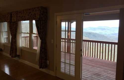 Fairview House | 5 BR Private Estate on 12 acres! Stunning Views! 15 min. to downtown!