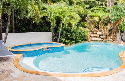 Bay Isle House | 5 BR SIESTA KEY SPA GETAWAY WITH GOLF SIMULATOR, TURFED YARD, AND MANCAVE.