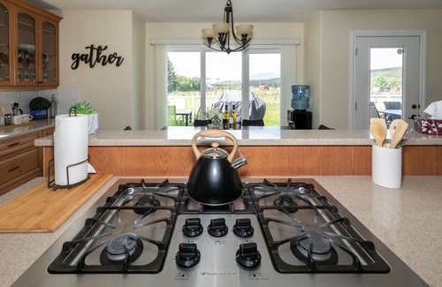 Jasper East House | 5-Br Tranquil Retreat | HEATED Pool & Hot Tub | 12-Mins to Jasper National Park