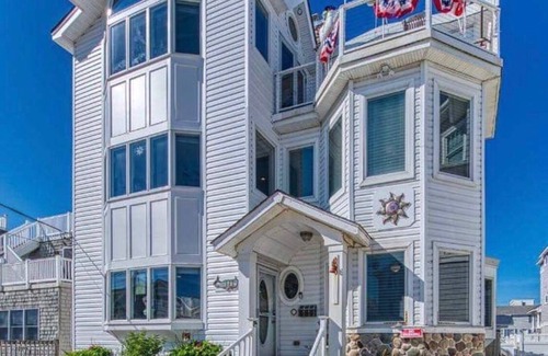 North Beach Haven House | 5 BRs w/Gourmet Kitchen & HotTub. Steps to Beach