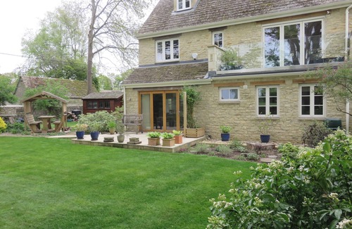 Burford Cottage | 5 BURFORD MEWS, family friendly, with a garden in Burford