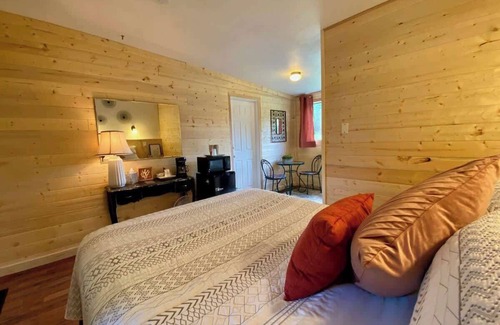 Port Angeles Hotel | #5 ❀ Charming Bedroom on Quiet Property Near ONP ❀