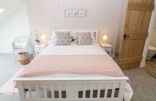 Caergeiliog Cottage | 5 CLEIFIOG FAWR, pet friendly, luxury holiday cottage in Valley