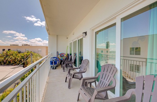 Madeira Beach Condo | 5⭐️ Coastal Luxury: 3BR, 3BA Condo with Heated Pool – Steps from the Beach