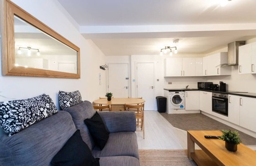 Swindon Apartment | 5 Com Road Apartments - Long Stay Disc - Sleeps 2