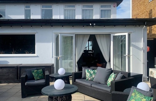 Cliftonville House | 5 double bedroom Art Deco Villa by the sea with heated pool