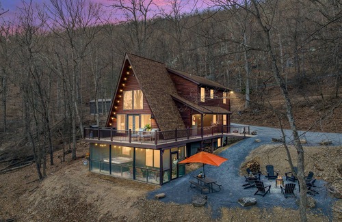 Berkeley Springs Cabin | 🏔️5 EnSuites🌲Close to town✨Modern Luxury🪴Spa Hot Tub🎲Game Tables🌟