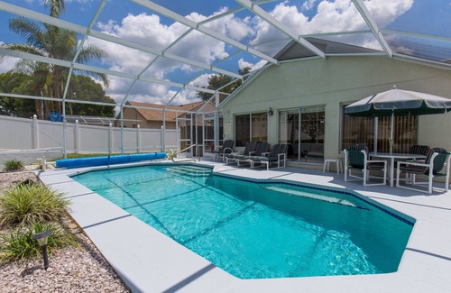 Briargrove House | 5 * Fantastic Private Villa! Disney 12 mins! Pool not overlooked! Hot tub!