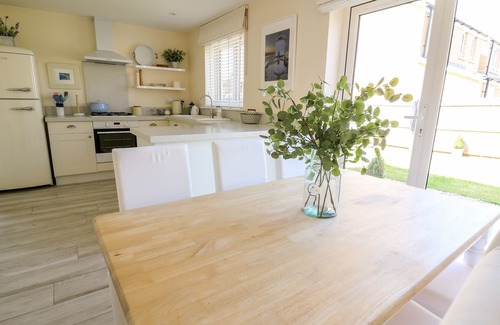 Crynant Cottage | 5 FFORDD Y MEILLION, pet friendly, with a garden in Llanelli