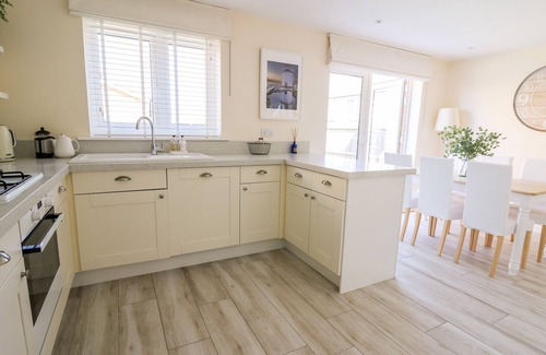 Crynant Cottage | 5 FFORDD Y MEILLION, pet friendly, with a garden in Llanelli