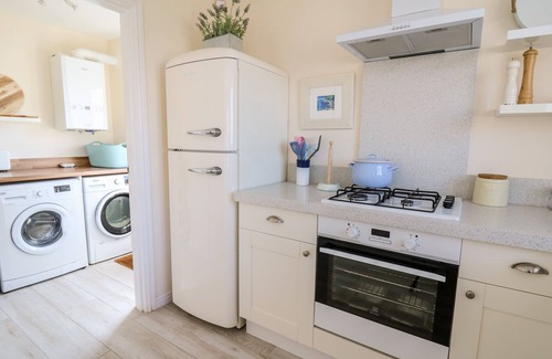 Crynant Cottage | 5 FFORDD Y MEILLION, pet friendly, with a garden in Llanelli