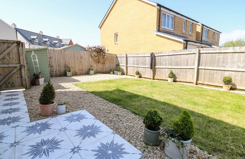 Crynant Cottage | 5 FFORDD Y MEILLION, pet friendly, with a garden in Llanelli