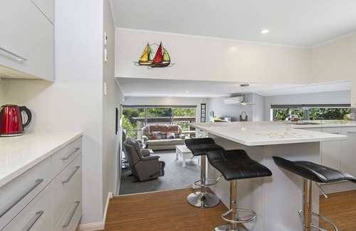 Arkles Bay House | 5 Hawaiian - Arkles Bay Holiday Home