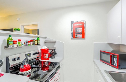 Edgewood Apartment | #5 Heated Pool, Private Patio & Grill, 1BR+sunroom
