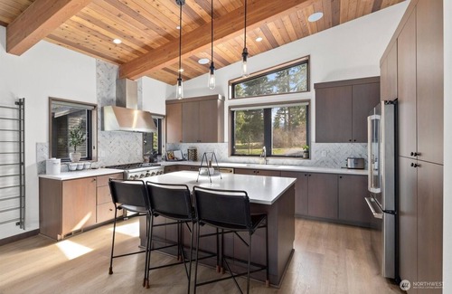 Cle Elum Ski Chalet | 5 King Beds on Golf Course with a VIEW 0.6 mile walk to Winery!